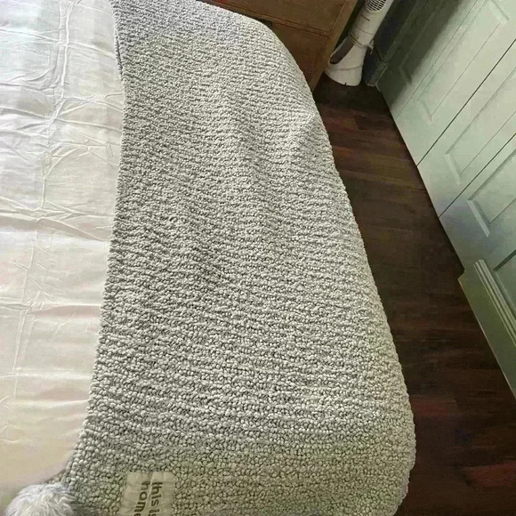 Throw Oversize knit w Pom Pom’s grey from Peace love world 52x84 - - Picture 2 of 6